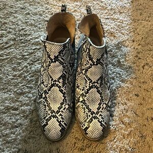 Snakeskin woman’s boot